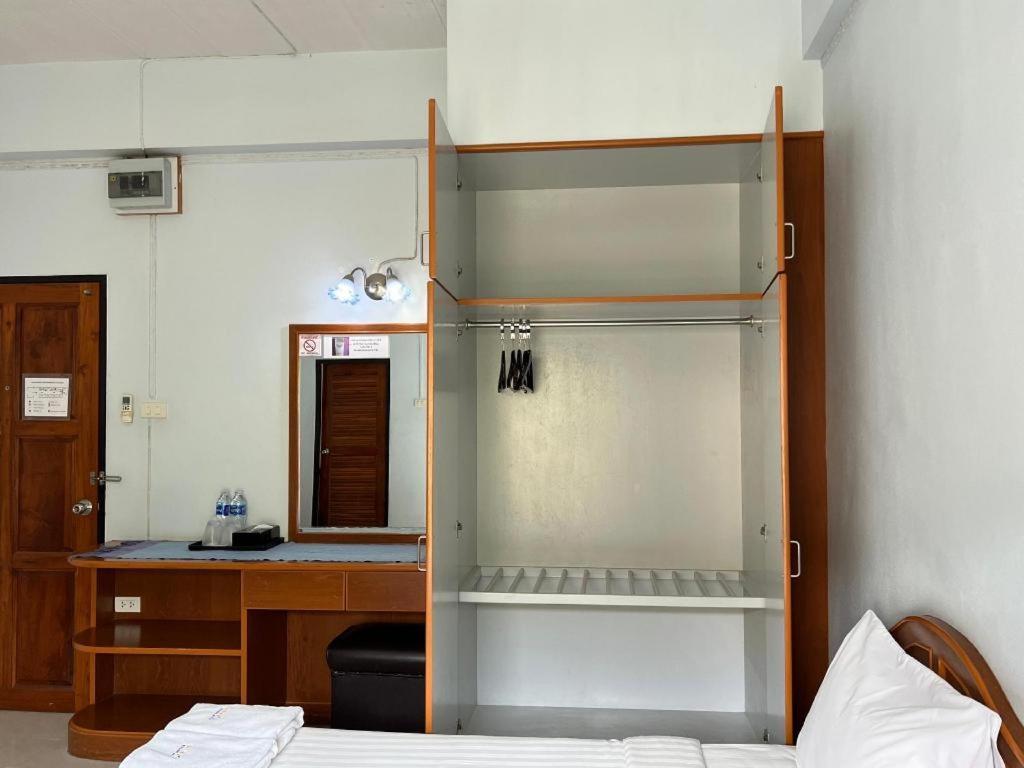 Ritzy House Hotel Chumphon Exterior foto